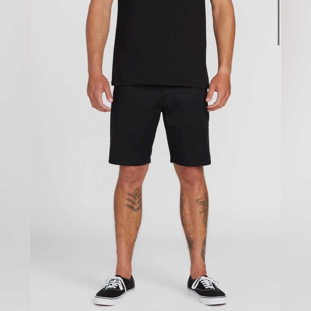 NWOT Men's Volcom True To This 19" Black Casual Shorts Size 30